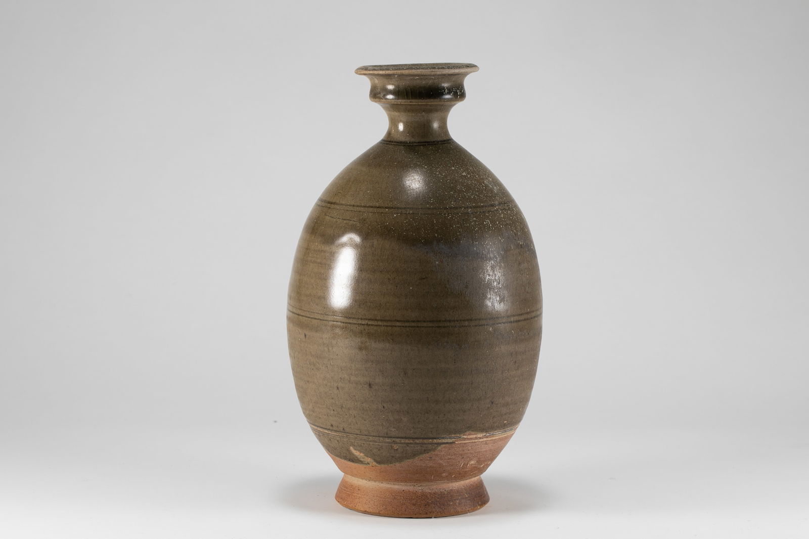 Five generation blue glazed pan mouth bottle: H:22cm W:13cm