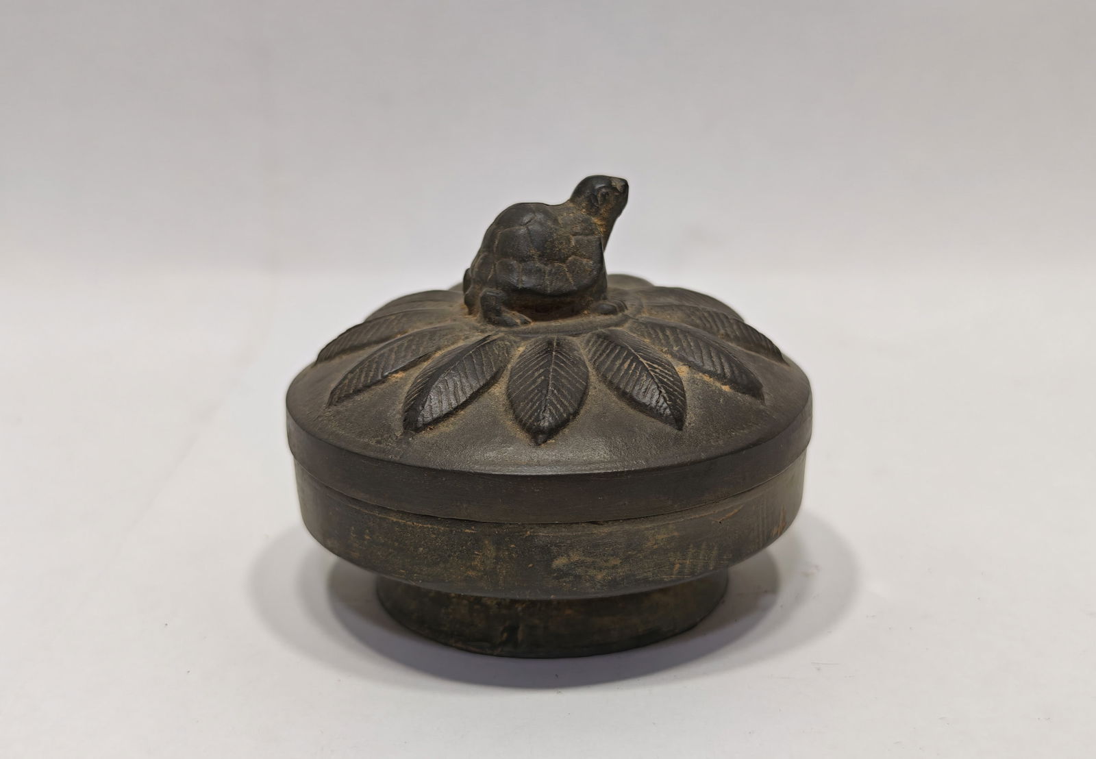 Tang Dynasty pottery box: H:7.3cm D:8.5cm