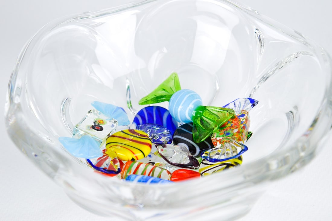 Murano Bowl Bonbonniere Cranberry and Candy: Bowl Holmegaard Michael Bang, Murano CandyBeautiful bowl from the Danish Holmegaard. The designer of this bowl is Michael Bang.Comes with candies from glass.