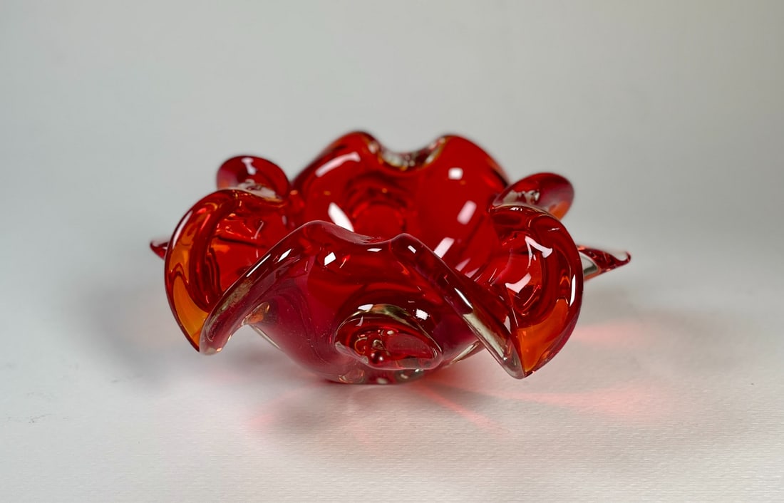 MURANO - Glass object.: Small Murano glass bowl, green pointed bowl