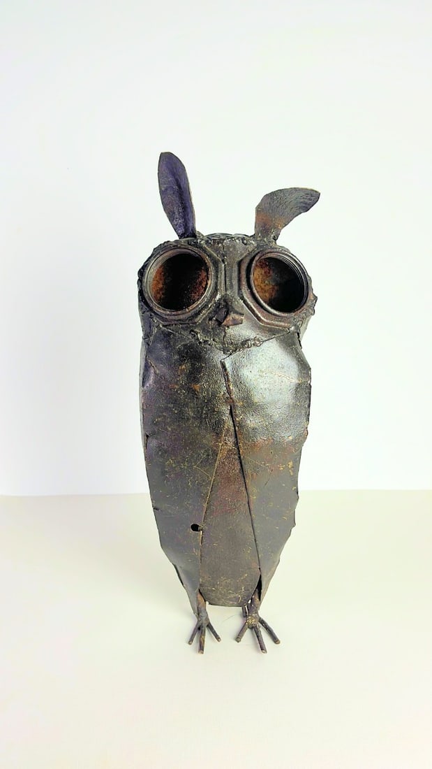 Owl Metal Sculpture: Beautiful metal sculpture of an owl