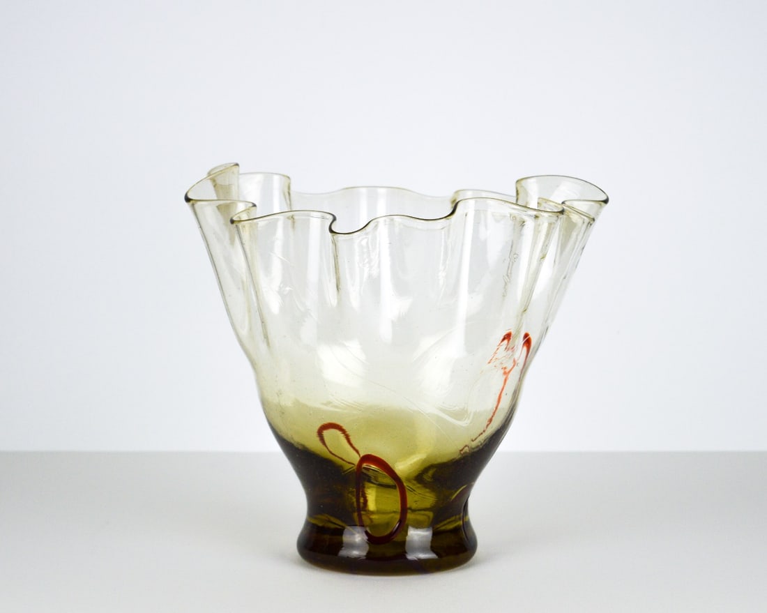 Murano glass Handkerchief vase with Red design: Beautiful Murano glass Handkerchief vase with Red design