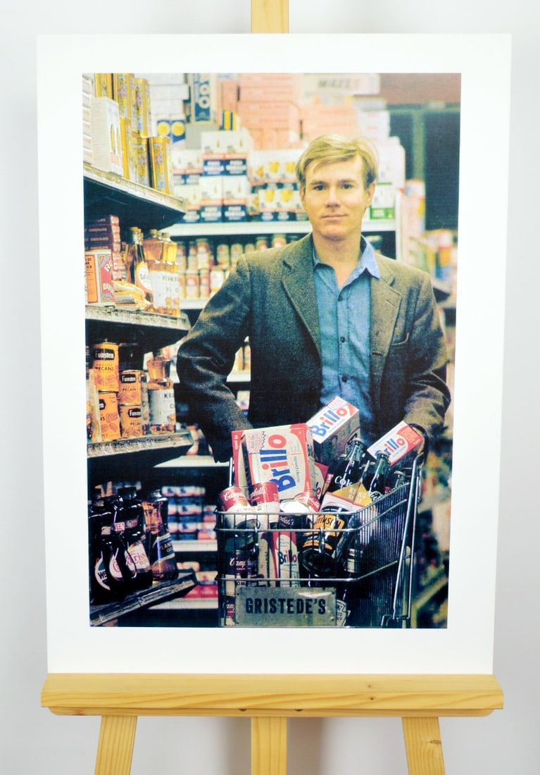Andy Warhol - Affiche/Poster: Andy Warhol at Gristede’s Supermarket, New York City, 1962.