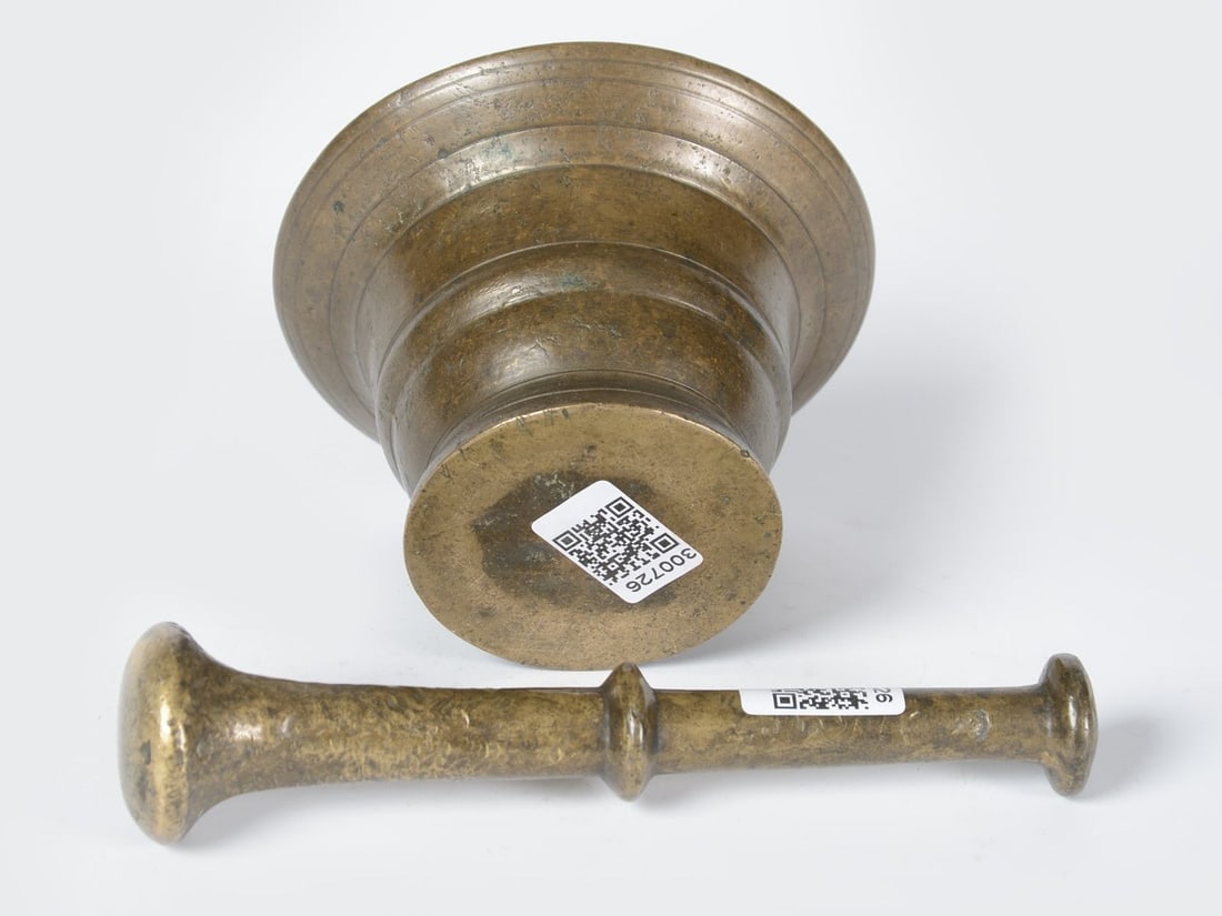 Spanish mortar & pestle, from the year 1700/1750: Bronze Spanish mortar and pestle, from the year 1700/1750 The Pestle is 19 cm.