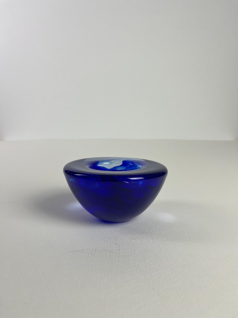 A very beautiful Murano Bowl: Stunning hand made Bowl made by incredibly popular Venetian Glassmakers