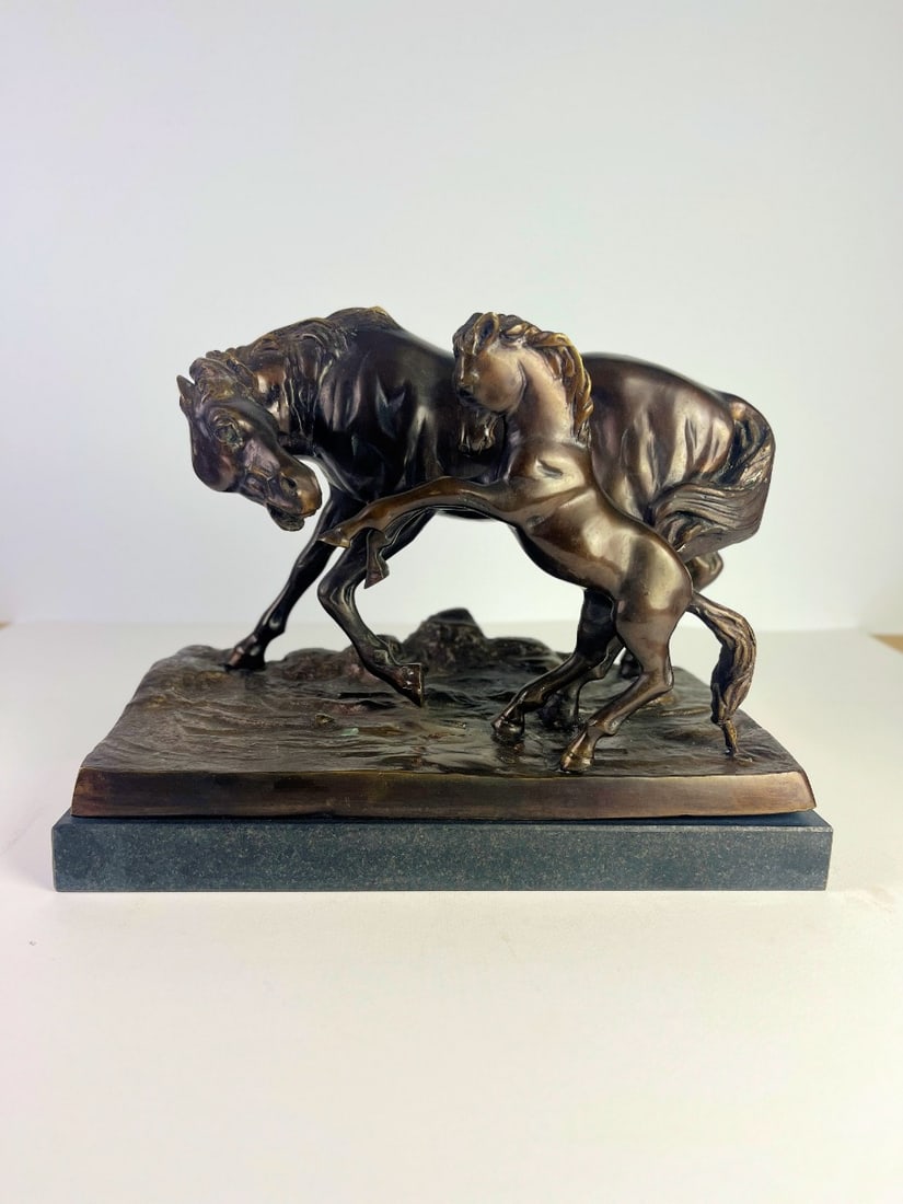 Pierre Jules Mène - Bronze scupture - Mare and foal: Patinated bronze sculpture placed on a granite plinth, SignedPierre-Jules MÈNE (1810-1879)French sculptor and animalier. He is considered one of the pioneers of animal sculpture in the nineteenth