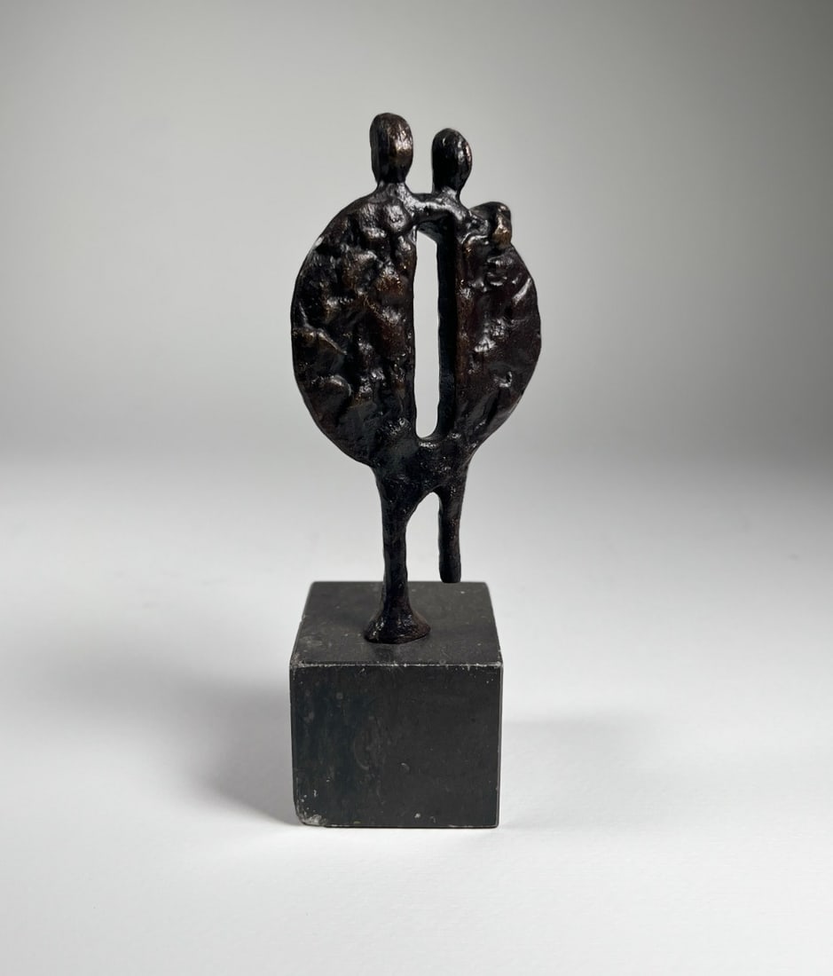 Bronze sculpture: Dikke Vrienden ("Close Friends"), Unknown Artist – A bronze sculpture measuring 20 × 8 × 6 cm, mounted on a square stone base. Two figures stand side by side, their rounded, textured forms
