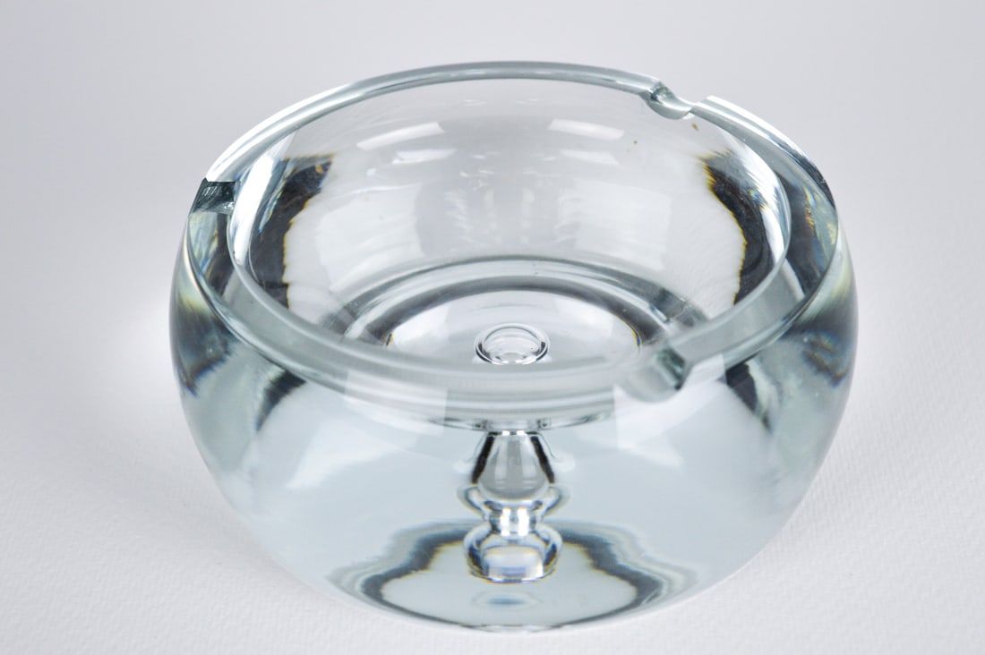 Stunningly beautiful ashtray hand blown transparent (1 of 2)