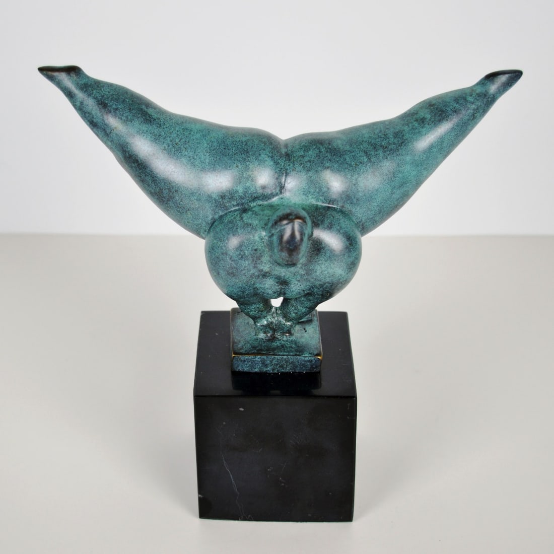 Milo - Female nude - Sculpture in bronze: The sculpture - which is made of 100% bronze - is signed by the Portuguese sculptor Milo and set on a marble base