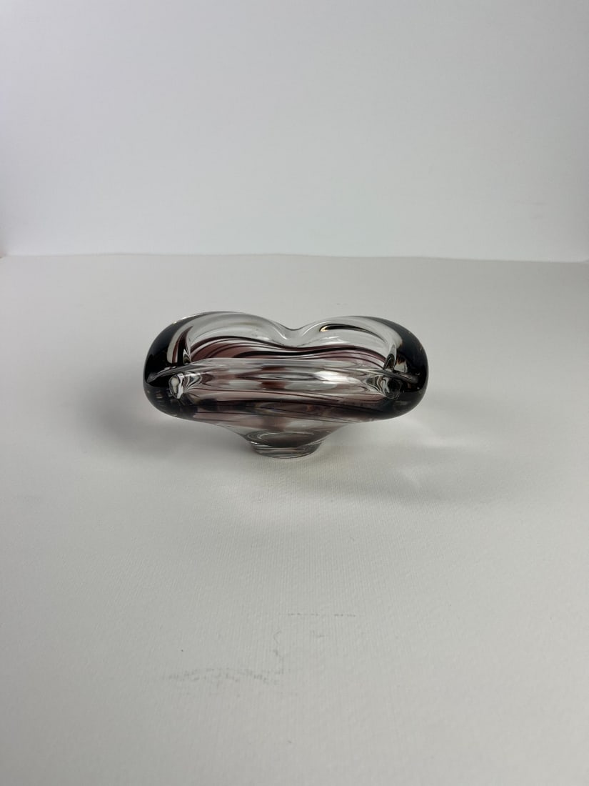 A very beautiful Murano Bowl: Artist: Murano Title: Murano Bowl Technique: Sculpture on Glass size: 8 x 17,5 cm. (3,15 x 6,9 inch) Framed: Not framed More Information Stunning hand made Bowl made by incredibly popular Venetian