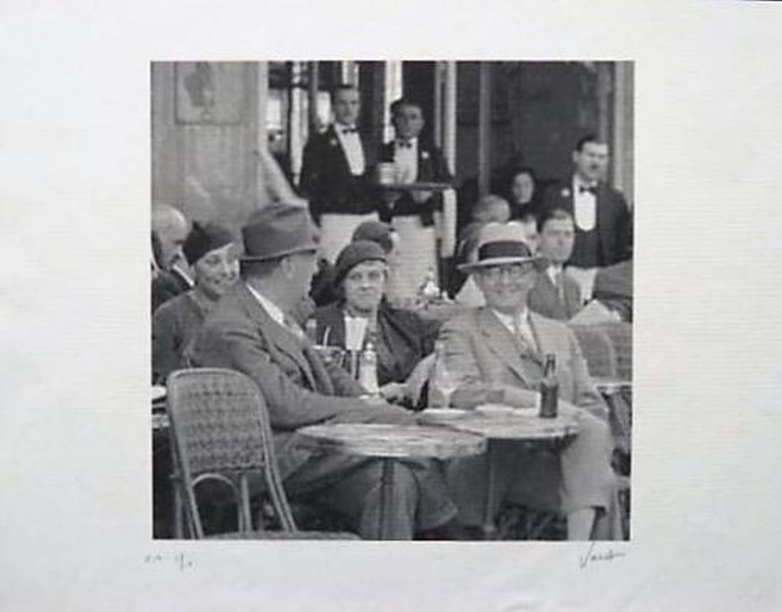 van der Ven - Photo/Lithograph - Handsigned: Artist: Ven, van der Title: Untitled Technique: Photolithograph on Canvas size: 65 x 85 cm. (25,6 x 33,45 inch) Framed: 0 x 0 cm. (0 x 0 inch.) More Information Hand-Signed. titled and numumbered in