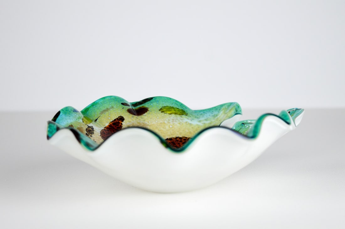 Murano Bowl - Glass object: Artist: Murano Title: Bowl Technique: Glass on Glass size: 6 x 21,5 cm. (2,35 x 8,45 inch) Framed: Not framed More Information Small Murano glass bowl, with gold and silver iridescent effect. Second