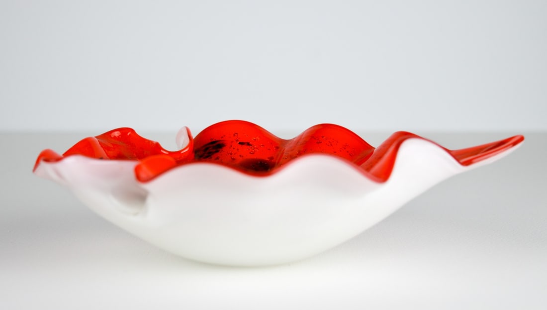 Murano - Bowl - Glass object: Artist: Murano Title: Bowl Technique: Glass on Glass size: 6 x 22,5 cm. (2,35 x 8,85 inch) Framed: Not framed More Information Small Murano glass bowl, with gold and silver