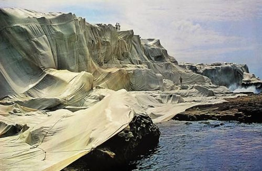 Christo - Wrapped Coast, Little Bay, Australia - Photo lithography: Artist: Christo Title: Wrapped Coast, Little Bay, Australia Technique: Photolithograph on Heavy weight smooth paper size: 64,5 x 99 cm. (25,4 x 39 inch) Framed: Not framed More Information Photo