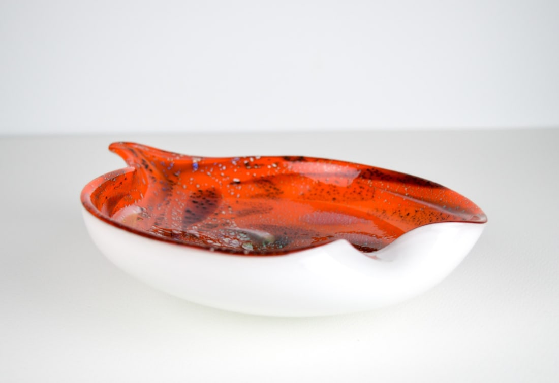 Murano - Bowl - Glass object.: Artist: Murano Title: Bowl Technique: Glass on Glass size: 6 x 25 cm. (2,35 x 9,85 inch) Framed: Not framed More Information Small Murano glass bowl, with gold and silver i