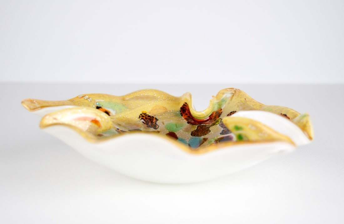 Murano - Bowl - Glass object: Artist: Murano Title: Bowl Technique: Glass on Glass size: 5,5 x 20 cm. (2,15 x 7,85 inch) Framed: Not framed More Information Small Murano glass bowl, with gold and silver