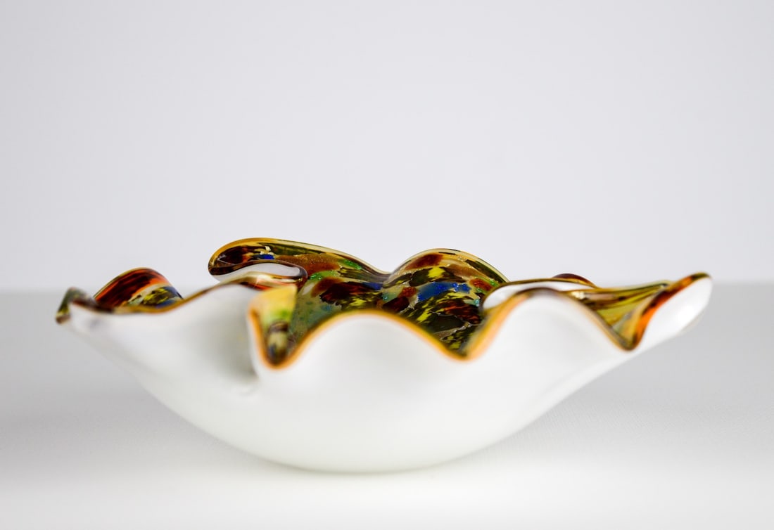 Murano - Glass object: Artist: Murano Title: Bowl Technique: Glass on Glass size: 6 x 20 cm. (2,35 x 7,85 inch) Framed: Not framed More Information Small Murano glass bowl, with gold and silver i