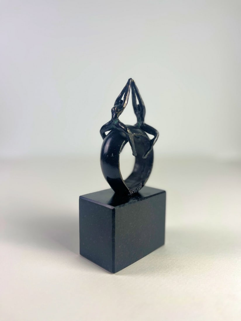 Bronze sculpture: Artist: Unknown / Unreadable Artist Title: Untitled Technique: Sculpture on Bronze size: 18 x 8 cm. (7,1 x 3,15 inch) Framed: Not framed More Information Very beautiful bro
