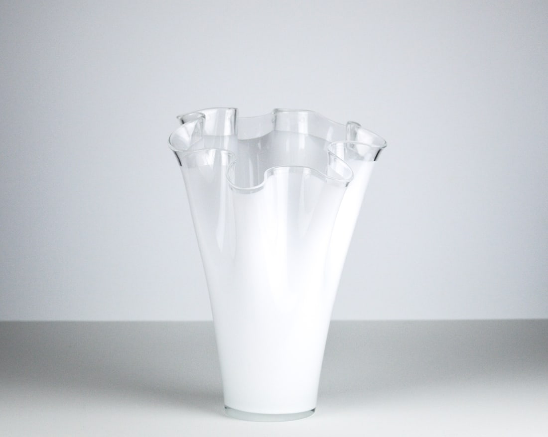 Murano - Handkerchief vase - Glass object: Artist: Murano Title: Handkerchief vase Technique: Glass on Glass size: 23 x 31 cm. (9,05 x 12,2 inch) Framed: Not framed More Information White Murano glass Handkerchief v