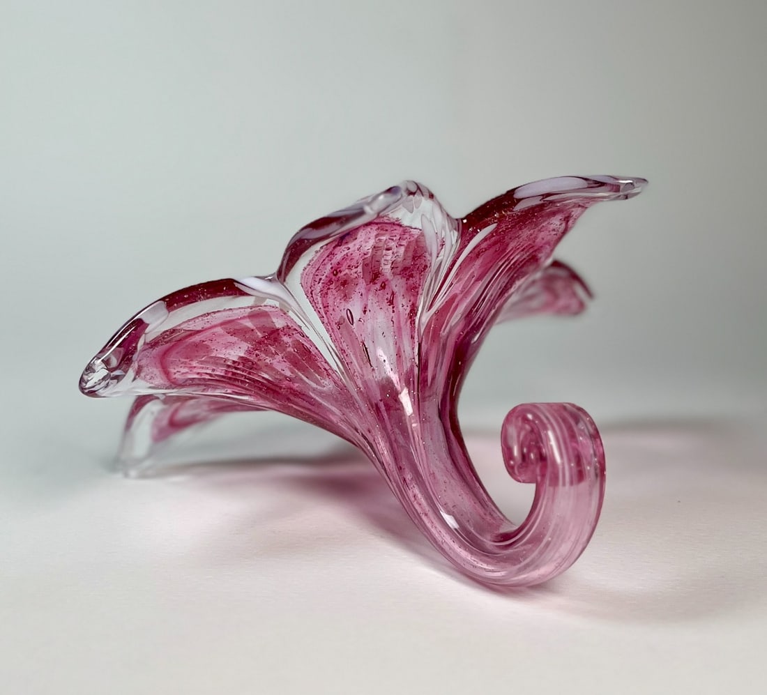 Murano Vase Glass Flower Shape Trumpet: Artist: Murano Title: Vase Glass Flower Form Trumpet Technique: Sculpture on Glass size: 11 x 18 cm. (4,35 x 7,1 inch) Framed: Not framed More Information This Murano glass