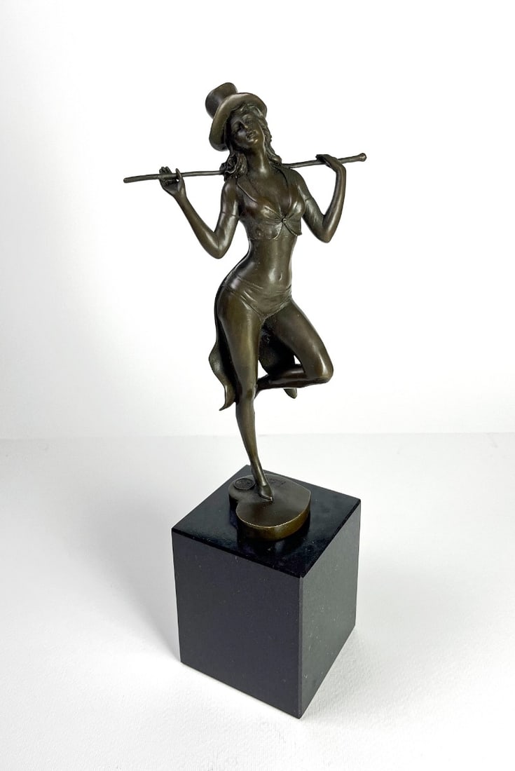 Bronze Sculpture: Artist: Gozy, A. Title: Milo Vintage Jazz Bronze Sculpture Technique: Sculpture on Bronze size: 40,5 x 15,5 cm. (15,95 x 6,1 inch) Framed: Not framed More Information B