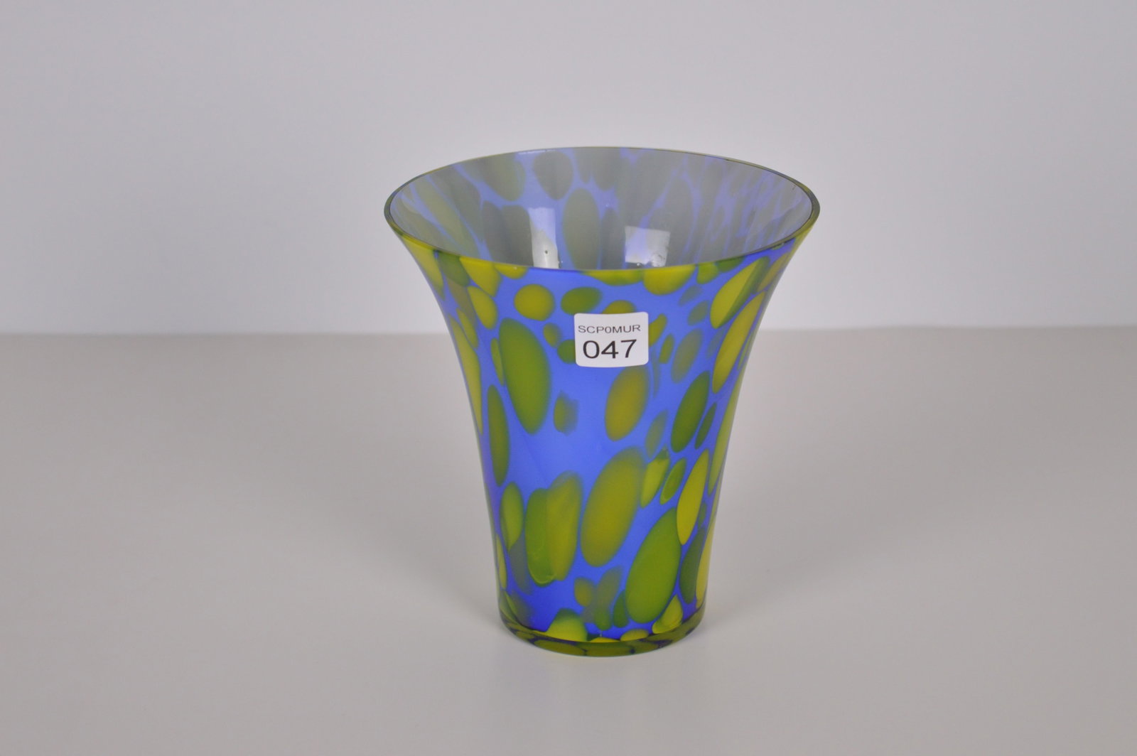 Murano - Glass object: Artist: Murano Title: Vase Technique: Glass on Glass size: 15,5 x 16,5 cm. (6,1 x 6,5 inch) Framed: Not framed More Information Small Murano glass About th