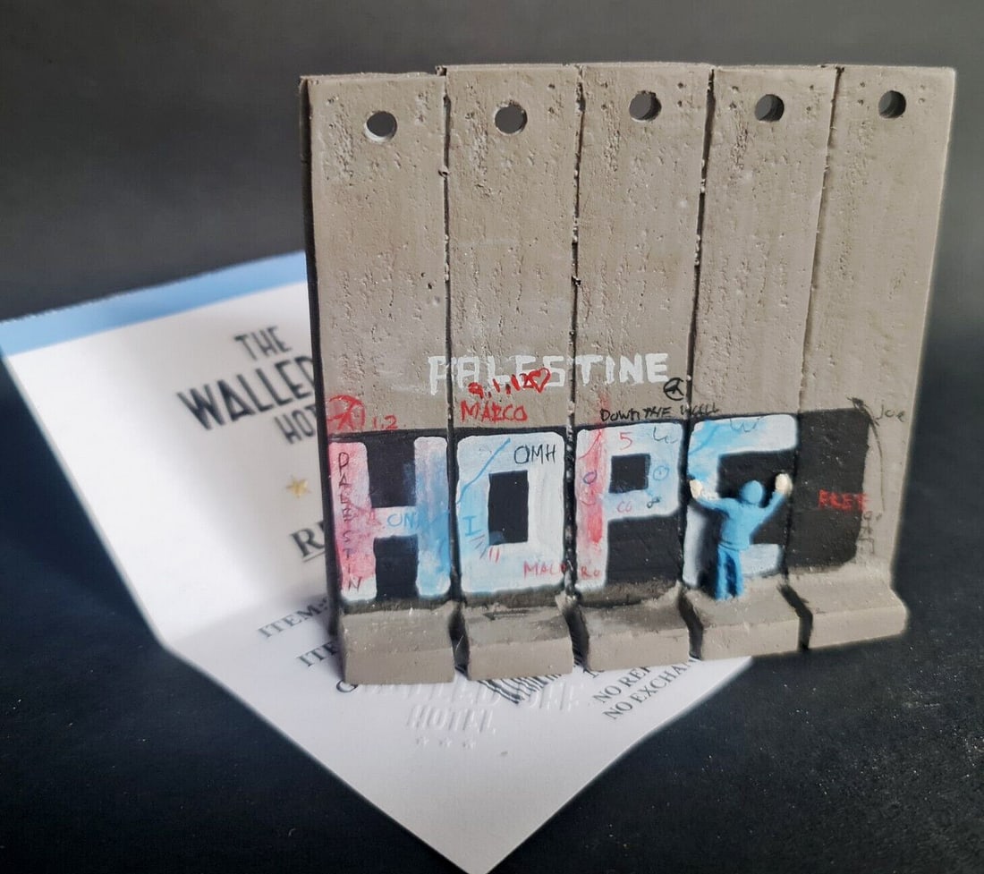 Banksy - Walled Off Hotel -Sculpture - Hope - receipt included: Artist: Banksy Title: Banksy Walled Off Hotel - Wall Sculpture - Hope Technique: Sculpture on Multimedia size: 9,5 x 9,5 cm. (3,75 x 3,75 inch) Framed: Not framed More Information BANKSY Sculpture
