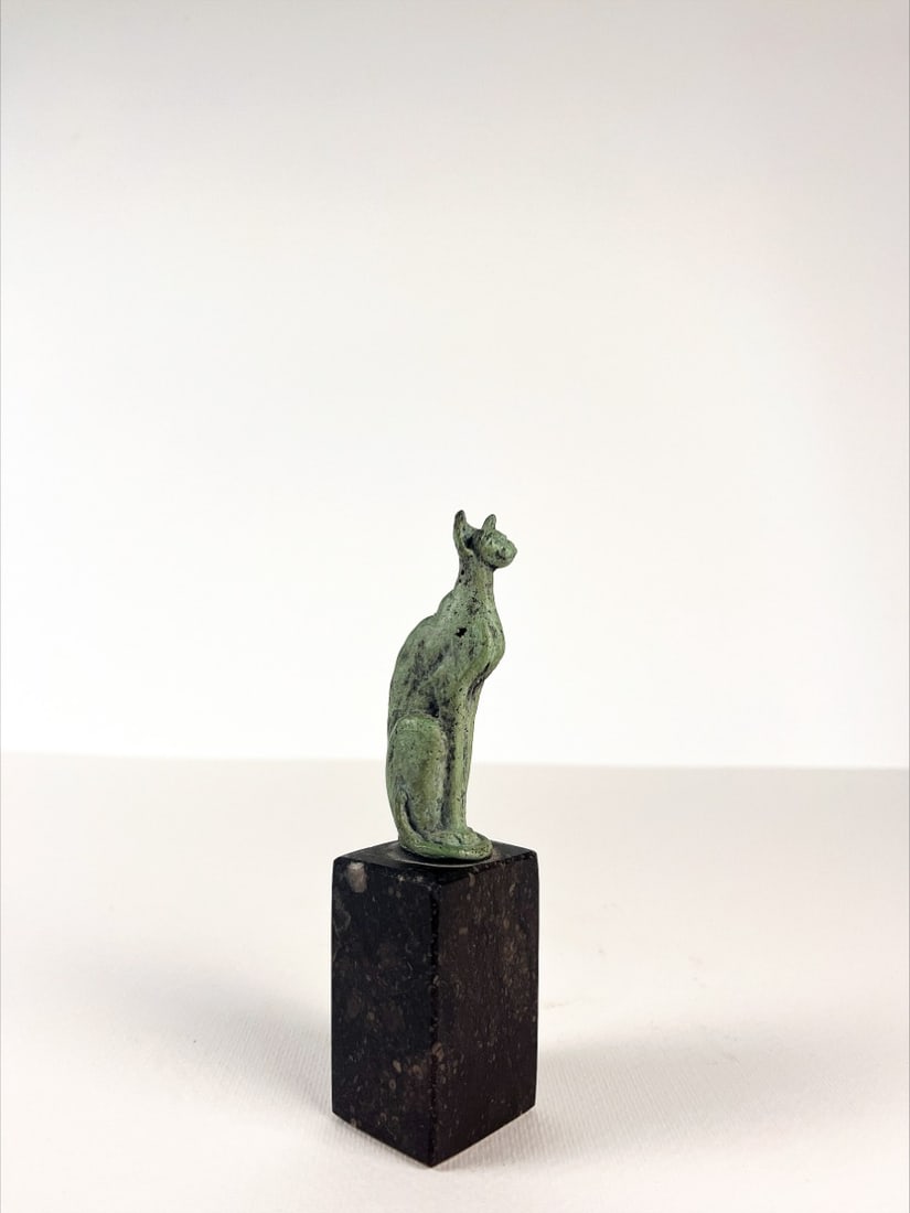 Gerdy Oskam: Artist: Oskam, Gerdy Title: Siamese cat Technique: Sculpture on Bronze size: 15 x 3,5 cm. (5,9 x 1,4 inch) Framed: Not framed More Information Gerdy Oskam (58) was born in Nieuwerkerk a/d IJssel