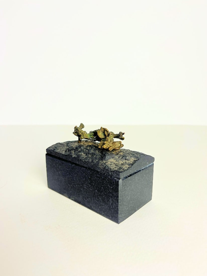 Bronze sculpture: Artist: Unknown / Unreadable Artist Title: Untitled Technique: Sculpture on Bronze size: 9 x 11 cm. (3,55 x 4,35 inch) Framed: Not framed More Information Beautiful bronze sculpture, late 20th