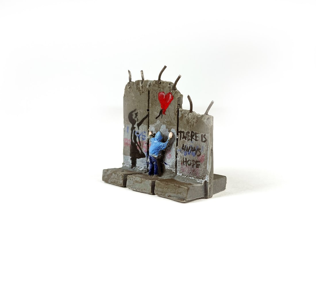 Banksy - Walled Off Hotel - receipt included: Artist: Banksy Title: Banksy Walled Off Hotel - Wall Sculpture Technique: Sculpture on Multimedia size: 4,5 x 6 cm. (1,75 x 2,35 inch) Framed: Not framed More Information BANKSY Sculpture