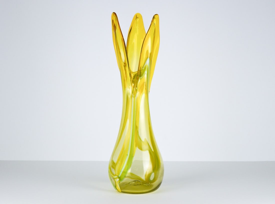 Murano Glass - Vase: Artist: Murano Title: Murano Vase Technique: Glass on Glass size: 50 x 16 cm. (19,7 x 6,3 inch) Framed: Not framed More Information BEAUTIFUL VINTAGE MURANO ART GLASS VASE About the artist Murano is