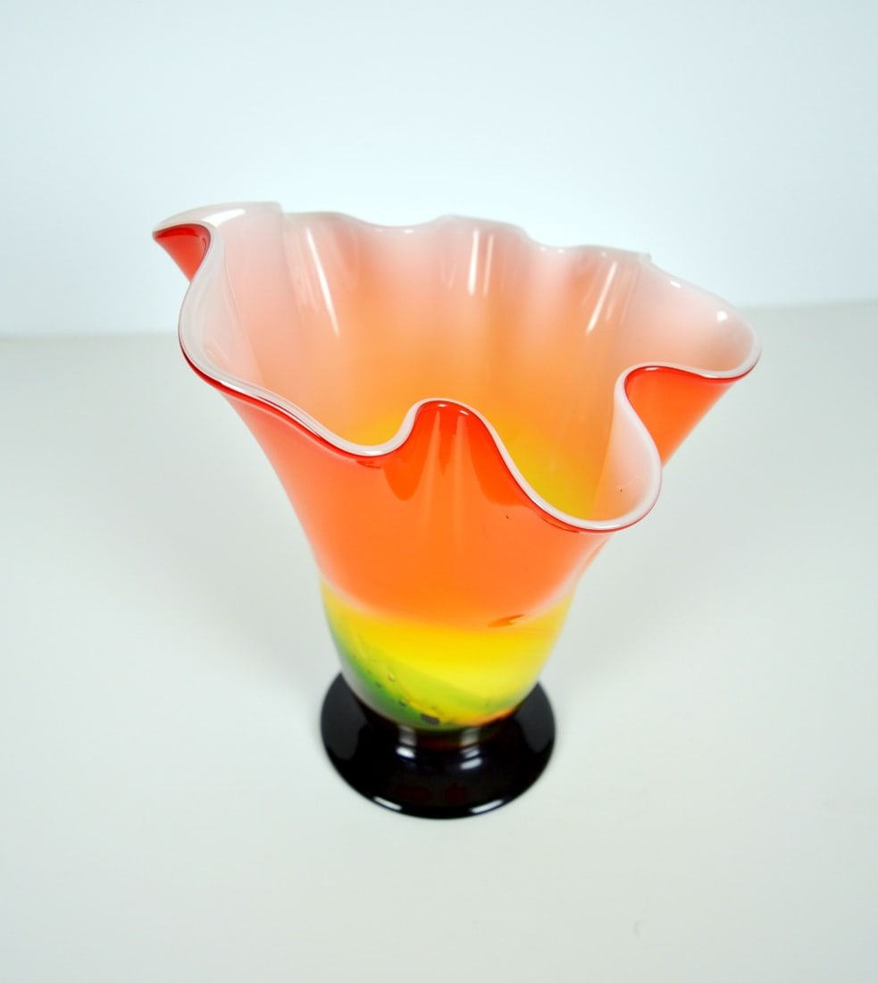 Murano- Glass vase: Artist: Murano Title: Vase Technique: Glass on Glass size: 19 x 22 cm. (7,5 x 8,65 inch) Framed: Not framed More Information VINTAGE MURANO SPATTER ART GLASS VASE About the artist Murano is a small