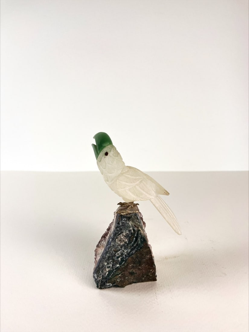 Stone sculpture of a toucan on amethyst gemstone: Artist: Unknown / Unreadable Artist Title: Untitled Technique: Sculpture on Stone size: 15 x 10 cm. (5,9 x 3,95 inch) Framed: Not framed More Information Great natural