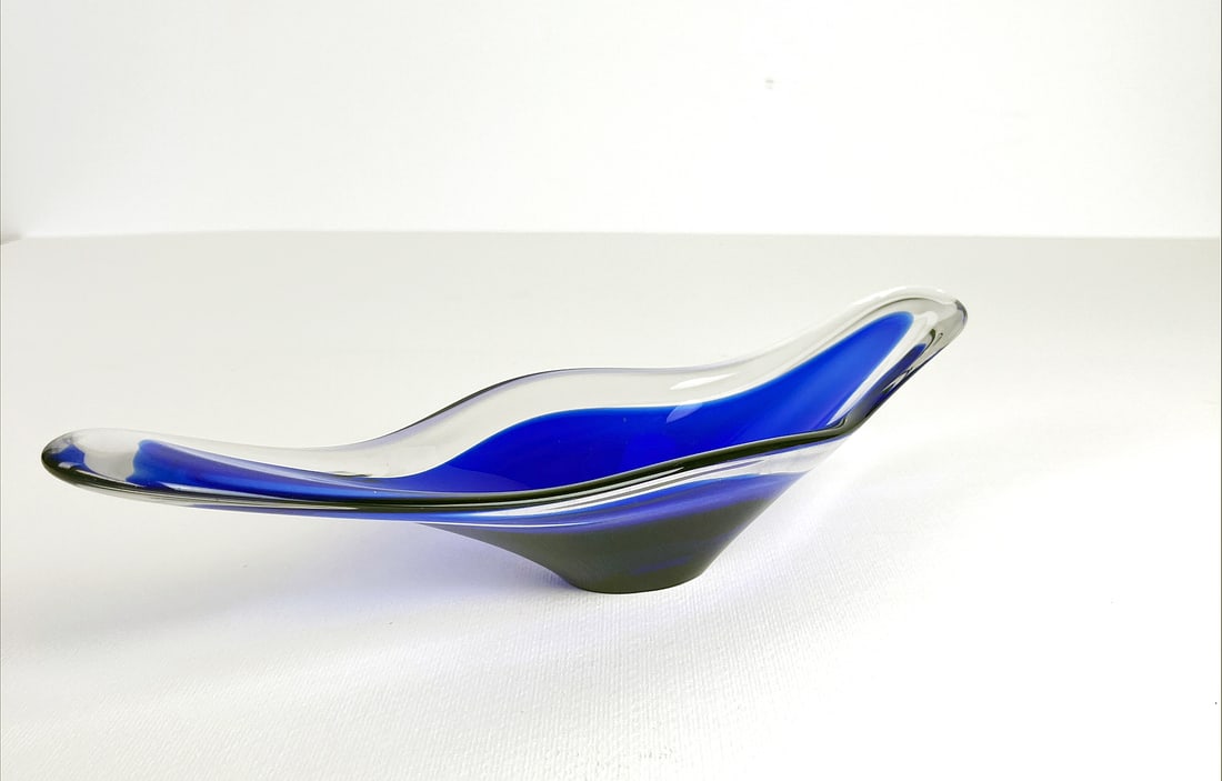 A very beautiful Murano Gondola: Artist: Murano Title: Murano Gondola Technique: Sculpture on Glass size: 8,5 x 36 cm. (3,35 x 14,15 inch) Framed: Not framed More Information Stunning hand made Gondola