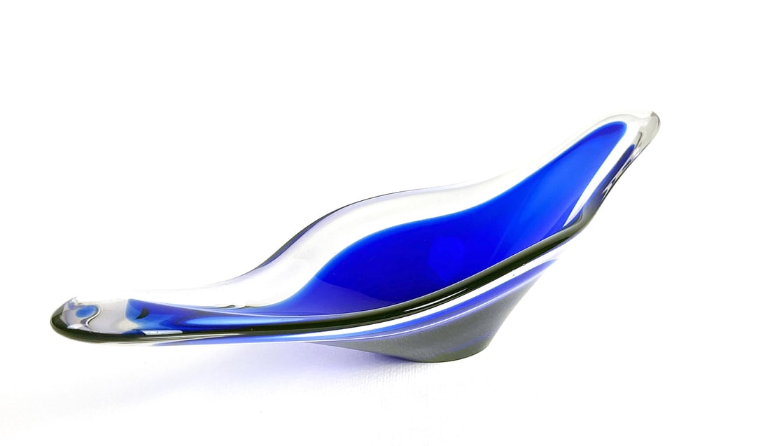 A very beautiful Murano Gondola: Artist: Murano Title: Murano Gondola Technique: Sculpture on Glass size: 8,5 x 36 cm. (3,35 x 14,15 inch) Framed: Not framed More Information Stunning hand made Gondola made by incredibly popular