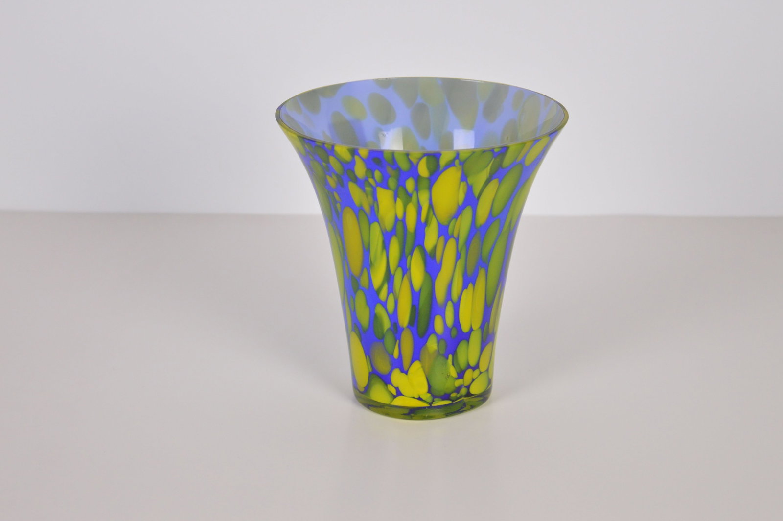 Murano - Glass object: Artist: Murano Title: Vase Technique: Glass on Glass size: 15,5 x 16,5 cm. (6,1 x 6,5 inch) Framed: Not framed More Information Small Murano glass About th