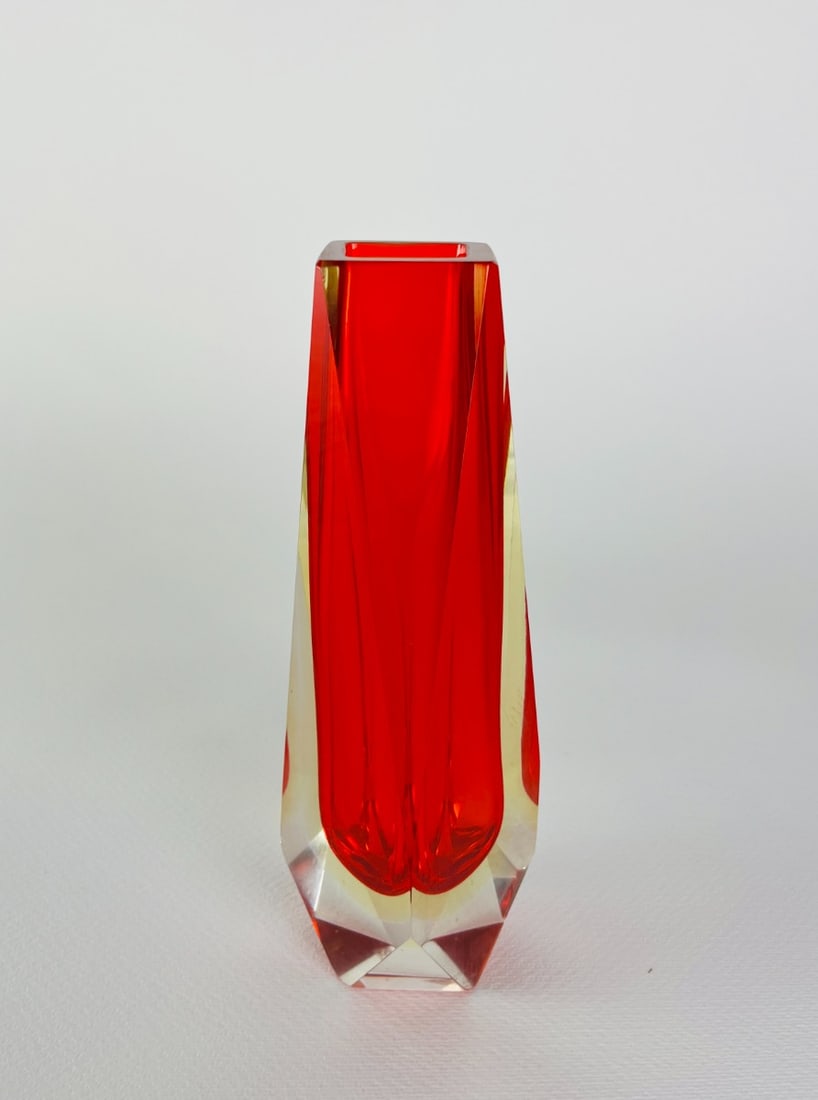 Murano - Multi facets block vase, extraordinary beautiful red color: Artist: Murano Title: Multi facets block vase Technique: Glass on Glass size: 8 x 21,4 cm. (3,15 x 8,45 inch) Framed: Not framed More Information Vintage Murano Multi facets block vase. Very