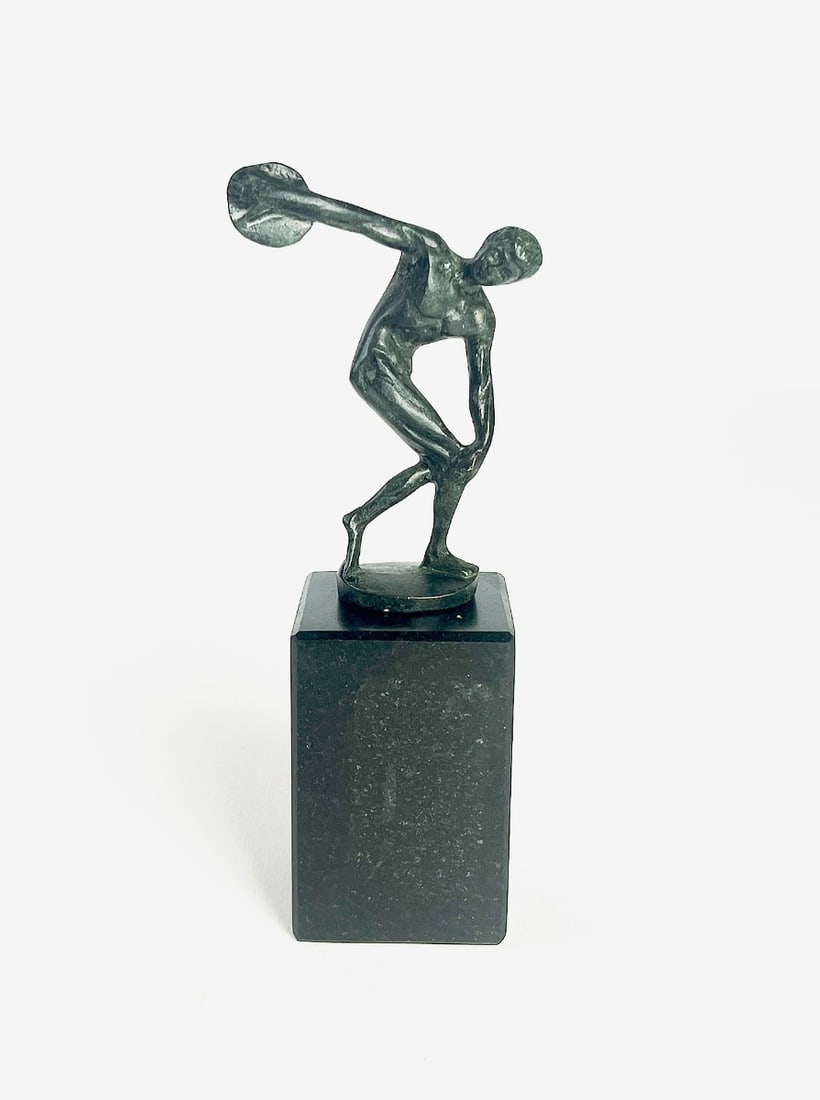 Bronze sculpture Discus Thrower: Artist: Unknown / Unreadable Artist Title: Discus Thrower Technique: Sculpture on Bronze size: 19 x 4 cm. (7,5 x 1,55 inch) Framed: Not framed More Information Very bea