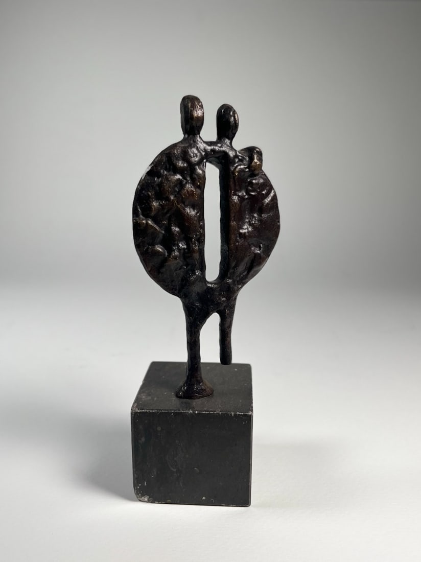 Bronze sculpture: Artist: Unknown / Unreadable Artist Title: Dikke Vrienden ("Close Friends") Technique: Sculpture on Bronze size: 20 x 8 cm. (7,85 x 3,15 inch) Framed: Not framed More Information Dikke