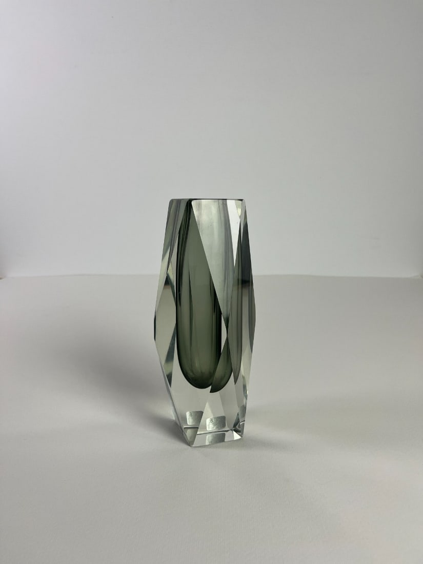 Murano - Multi facets block vase: Artist: Murano Title: Multi facets block vase Technique: Sculpture on Glass size: 20 x 6,5 cm. (7,85 x 2,55 inch) Framed: Not framed More Information VINTAGE MURANO Multi facets block vase. Very