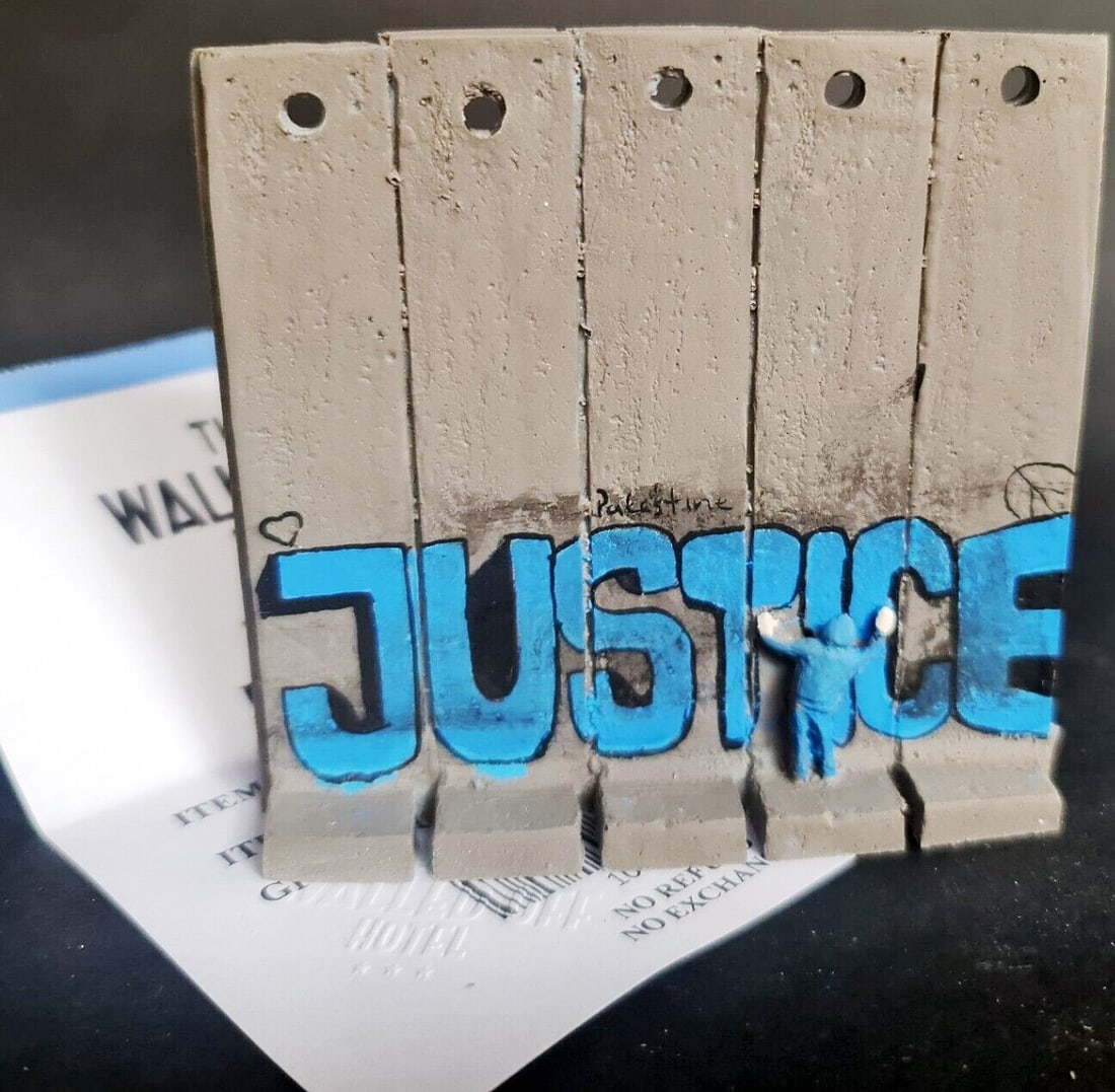 Banksy - Walled Off Hotel -Sculpture - Justice - receipt included: Artist: Banksy Title: Banksy Walled Off Hotel - Wall Sculpture - Justice Technique: Sculpture on Multimedia size: 9,5 x 9,5 cm. (3,75 x 3,75 inch) Framed: Not framed More Information BANKSY Sculpture