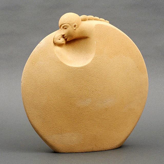 Ceramics Sculpture - Mother and child: Artist: Unknown / Unreadable Artist Title: Mother and child Technique: Sculpture on Ceramics size: 38 x 37 cm. (14,95 x 14,55 inch) Framed: Not framed More Information Awesome ceramic sculpture from
