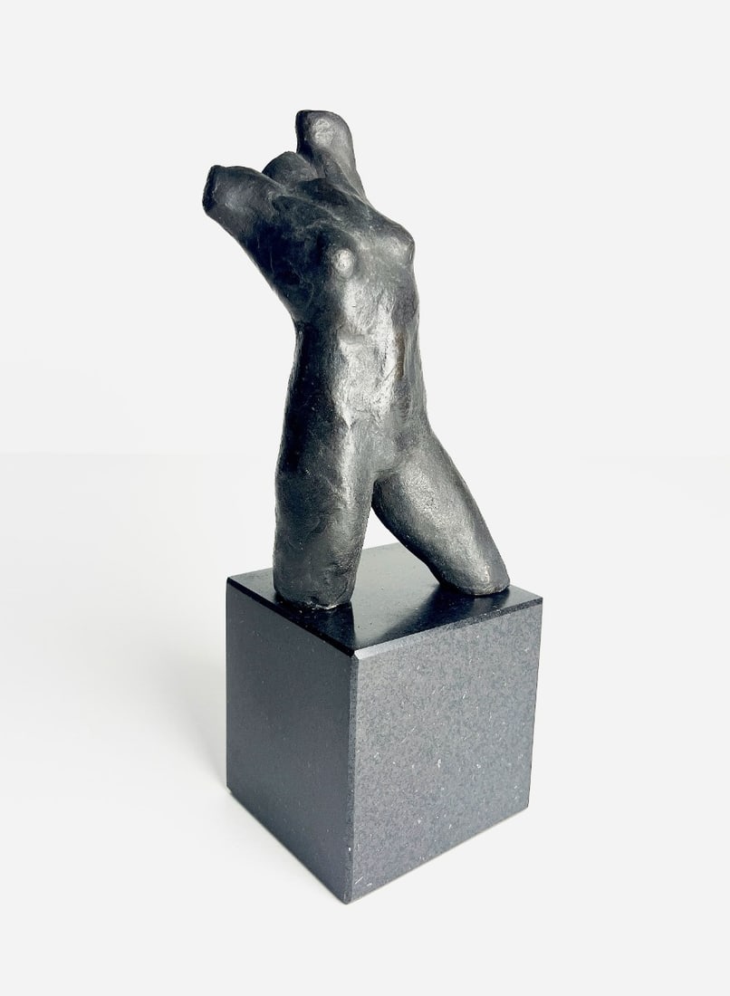 Bronze sculpture: Artist: Unknown / Unreadable Artist Title: Untitled Technique: Sculpture on Bronze size: 28,5 x 10 cm. (11,2 x 3,95 inch) Framed: Not framed More Information Beautiful solid bronze sculpture, late