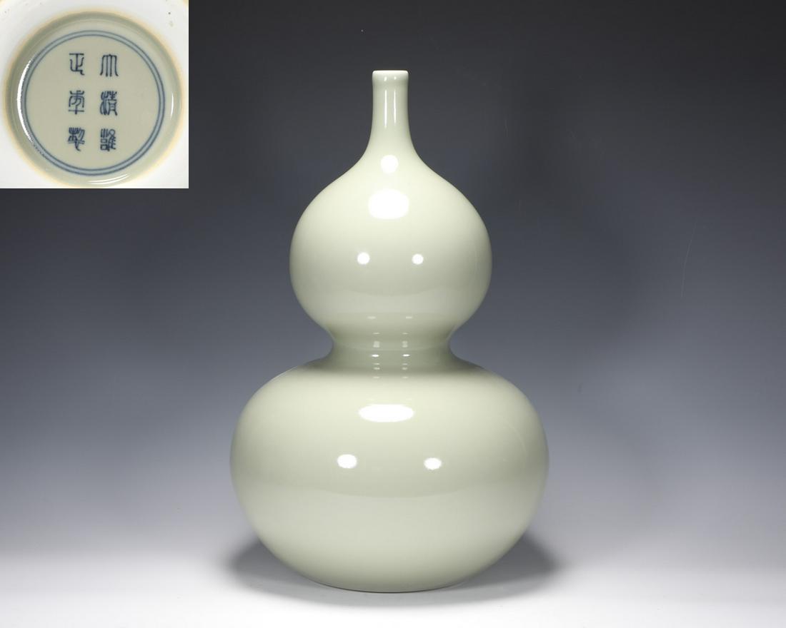 A CHINESE WHITE-GLAZED DOUBLE-GOURD VASE (1 of 4)