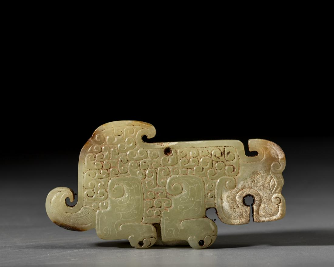 A CHINESE CARVED JADE PENDANT (1 of 8)