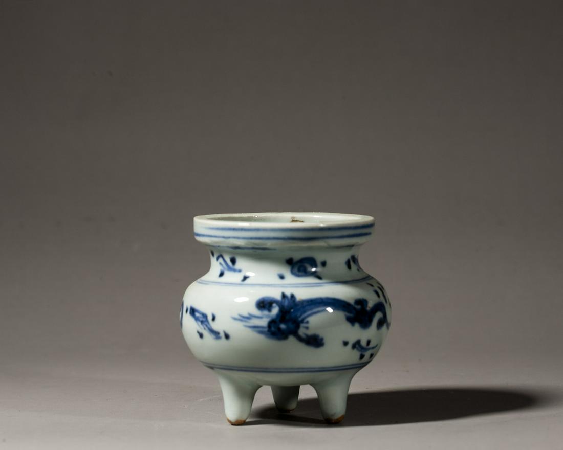 A CHINESE BLUE AND WHITE TRIPOD CENSER, JIAJING PERIOD (1 of 6)