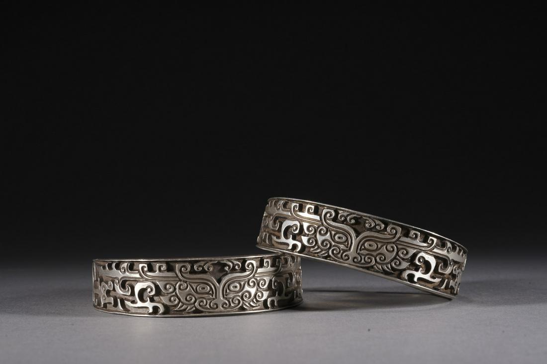 A PAIR OF CHINESE SILVER BANGLES, QING DYNASTY (1 of 9)