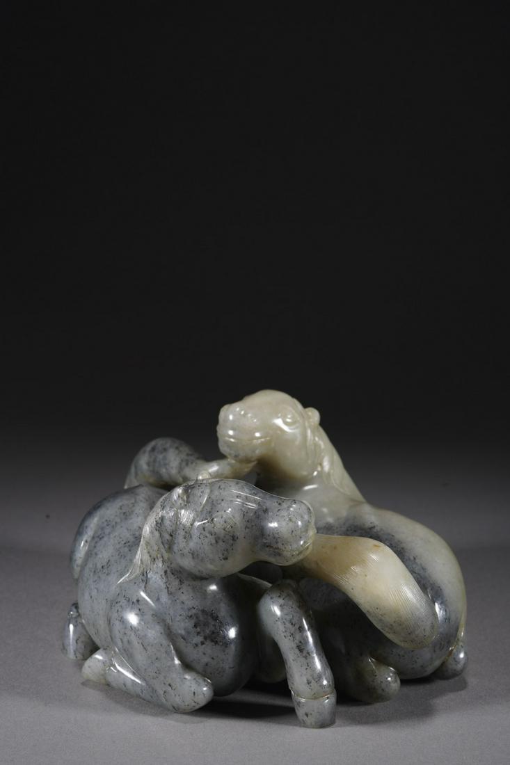 A CHINESE JADE TWO HORSES SHAPED PAPER WEIGHT (1 of 9)