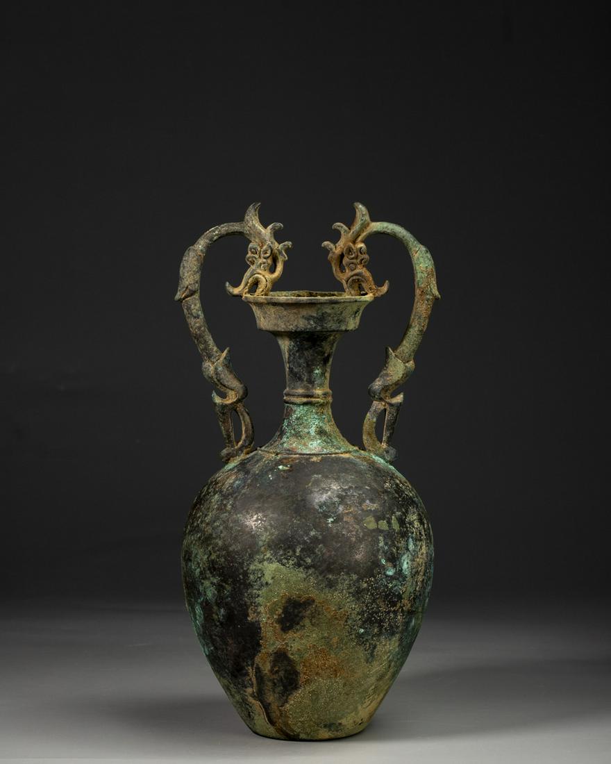 A CHINESE BRONZE DRAGON HEAD POT (1 of 9)