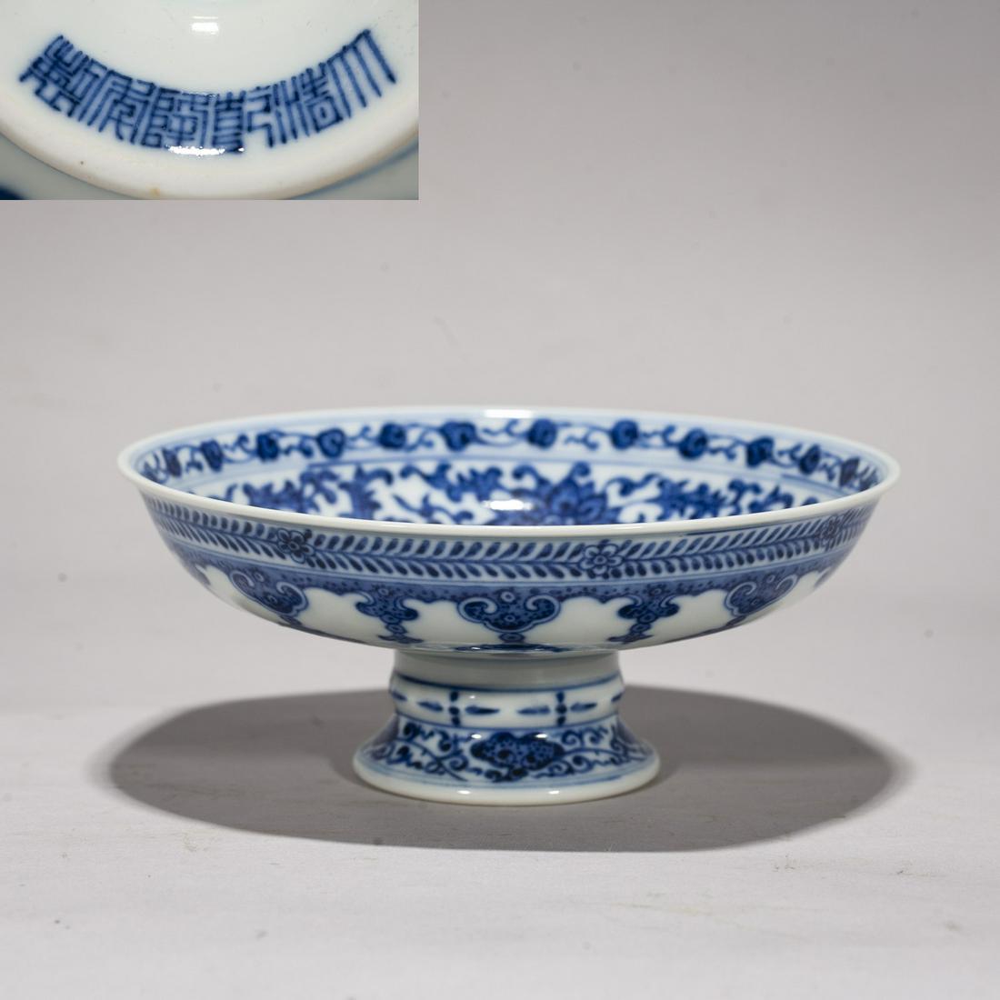 A CHINESE BLUE AND WHITE FLOWER HIGH-FOOTED DISH, MARK AND PERIOD OF QIANLONG (1 of 6)